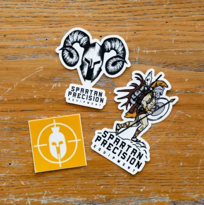 Sada samolepek SPARTAN s originálními motivy Spartan Precision. Ideální pro personalizaci vaší výbavy, batohu nebo notebooku. Odolný materiál a výrazný design.